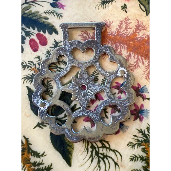 Brass Medallion: Star & Cut out Heart Design - Picture 4 of 5